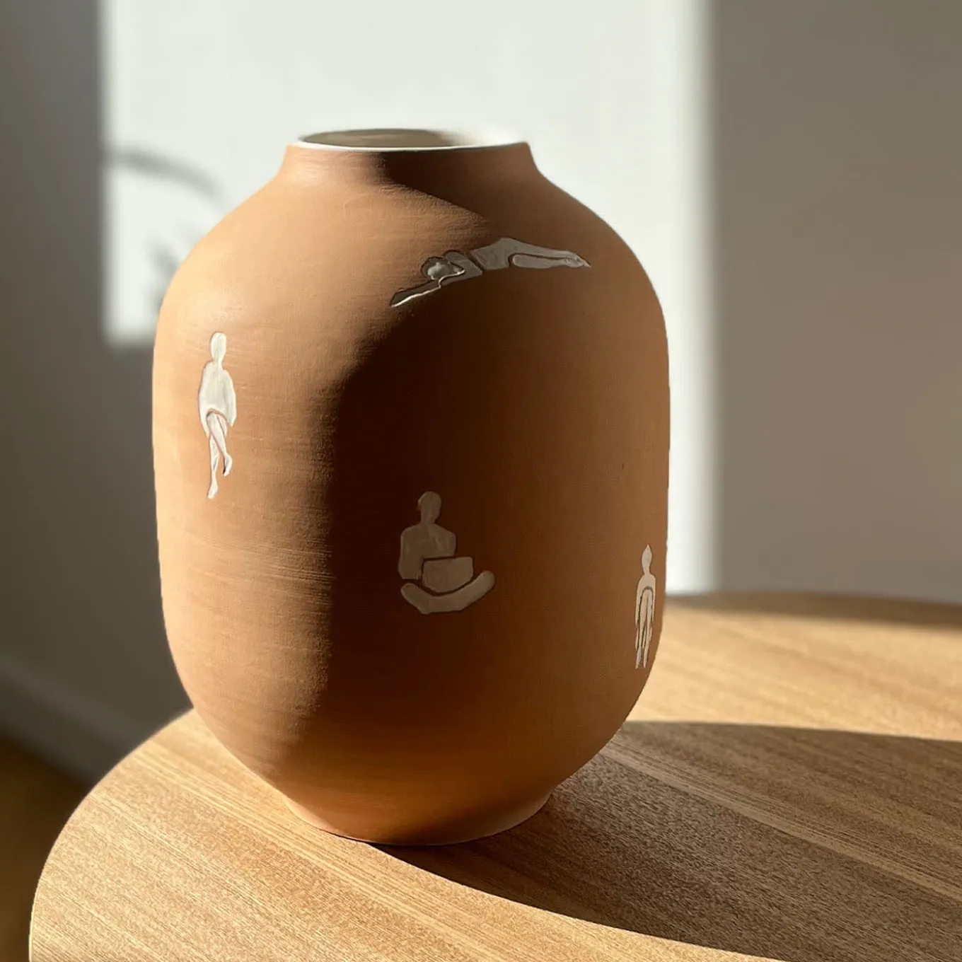 Vaso con Figure White and Beige Vase