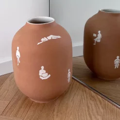 Vaso con Figure White and Beige Vase