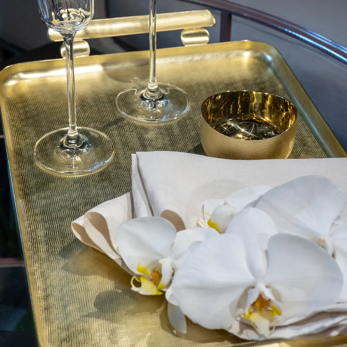 Velvet 1 tray with handles