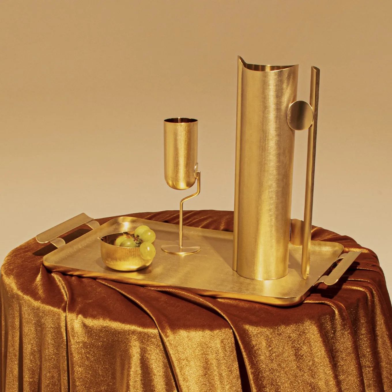 Velvet 1 tray with handles