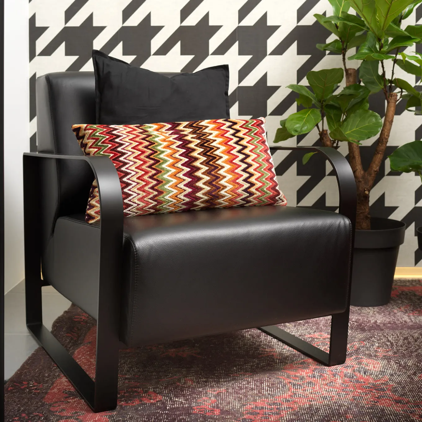 Viola Black Armchair