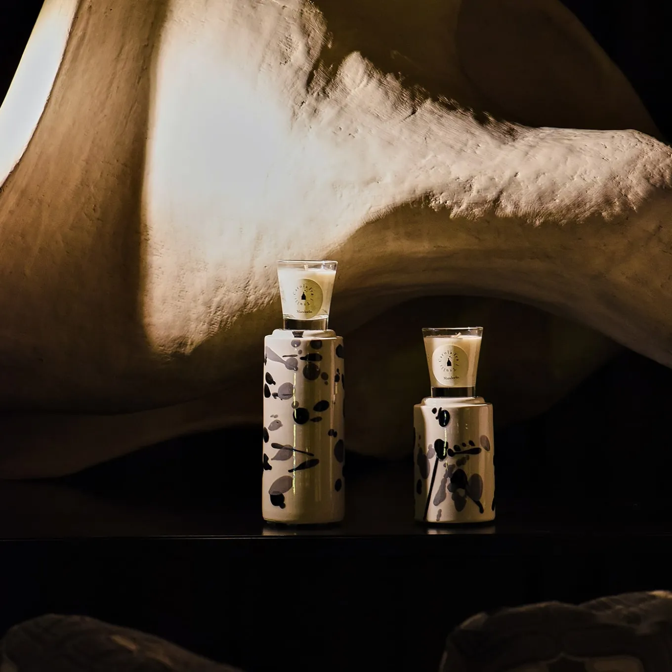White and Black Totem with Scented Candle Fragrance Mandorlo