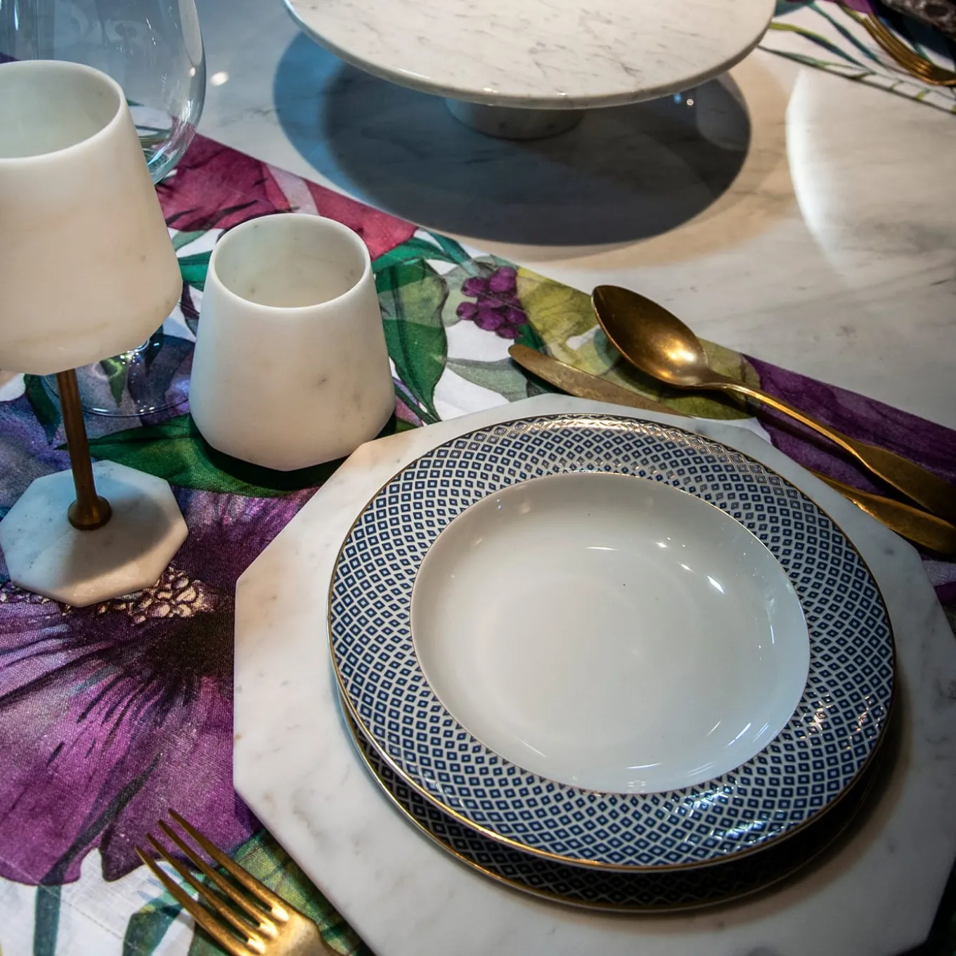 White Carrara marble stand cake