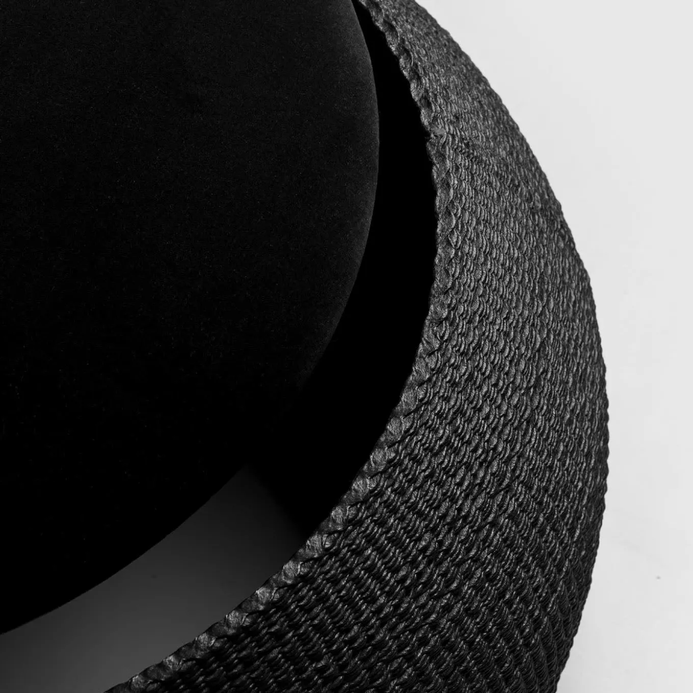 ZERO Round Medium Black Ottoman